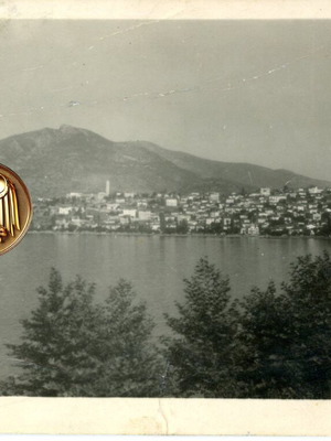 Καρτποσταλ μεταχειρισμένο με νότια άποψη της Καστοριάς δεκαετία 1960