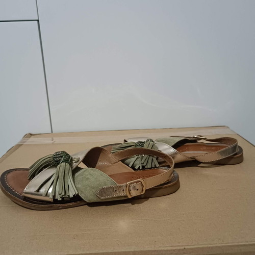 Inuovo green and gold sandal size 39 like new