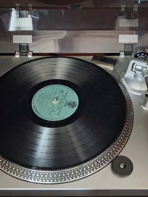 Stanton STR8-30 Direct Drive turntable