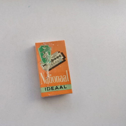 Box with 10 used sealed NATIONAAL IDEAAL razor blade packs