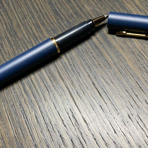 Parker blue matte pen like new with case