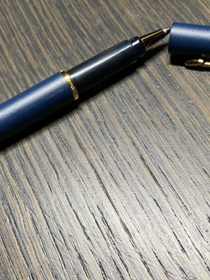 Parker blue matte pen like new with case