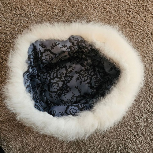 Fur hat white size M like new