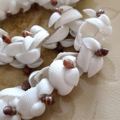 Decorative shell garland like new, 95 cm