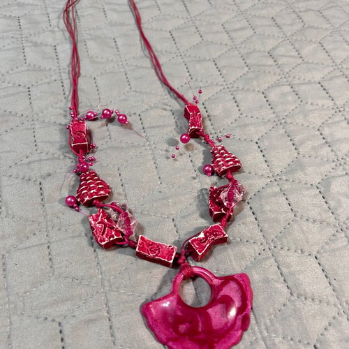 Fuchsia necklace like new