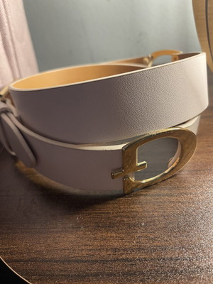 Guess white belt with gold details like new, size 85