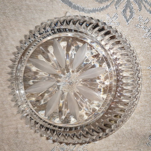 Vintage crystal dessert plates in like new condition