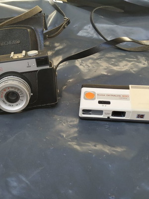 Използвани фотоапарати Smena 8 и Kodak Ektralite 400 от 1980-те