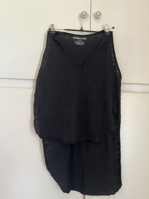 Black Sleeveless Top like new, long back hem, one size