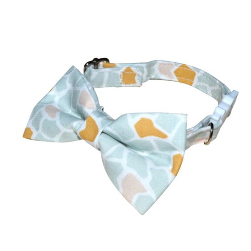 Cat collar new with removable bow tie, breakaway safety collar