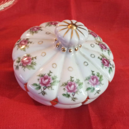 Porcelain jewelry box with gold details, like new, American vintage