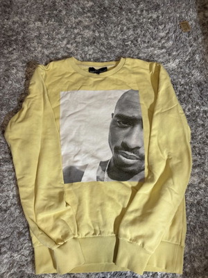 Tupac sweatshirt used, yellow, size Small by Pull & Bear