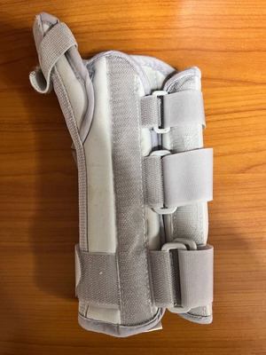 Right wrist brace size M-L like new