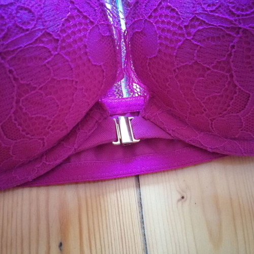 Hunkemöller 75B pink lace bra with front clasp