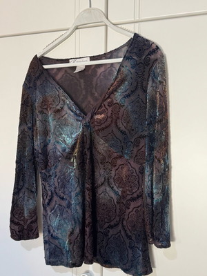 Long-sleeve blouse old style new with dark color patterns