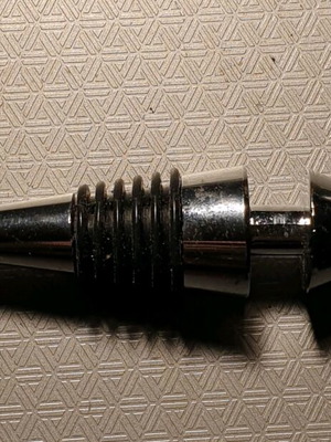 Χρωμιωμένο κωνικό πώμα μπουκαλιού κρασιού και κόφτης αλουμινόχαρτου μεταχειρισμένα