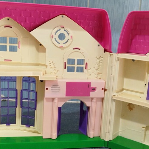 Doll House used with minor flaws