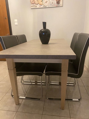 Τραπεζαρία μεταχειρισμένη με 4 δερμάτινες καρέκλες και ραγίσματα