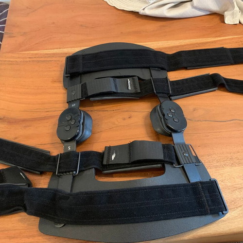 Four-point thigh-calf brace like new, size small
