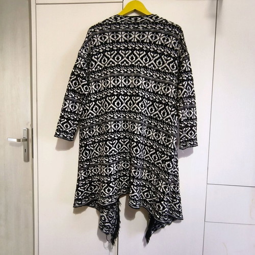 Asymmetric cardigan used with boho style, black and white
