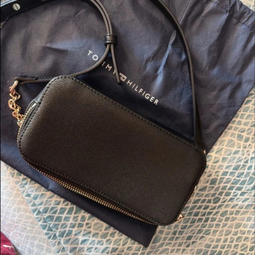 Tommy Hilfiger crossbody bag like new, black
