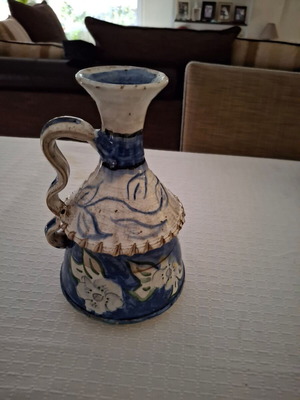 Clay jug used in blue, light blue and white colors