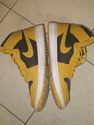 Jordan 1 Mid size 43 like new with boxes