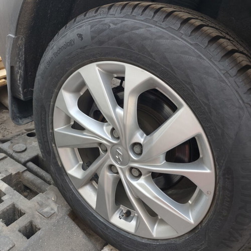Hyundai Tucson 17-inch rims with all-season tires like new