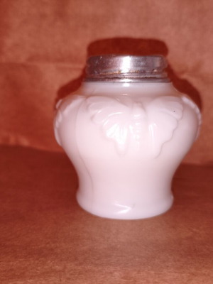 Αντίκα αλατιέρα Milk Glass Victorian Butterfly (περ. 1895)