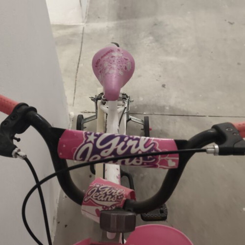 Bicycle for ages 5 to 12 like new, city style, 20 inch wheels, white