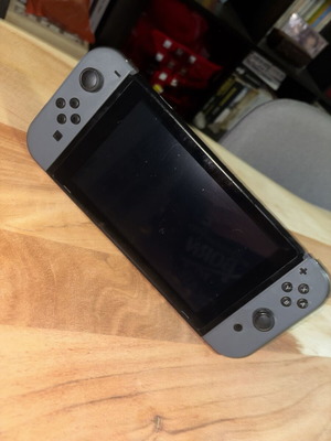 Nintendo Switch V2 сиво като нов с аксесоари