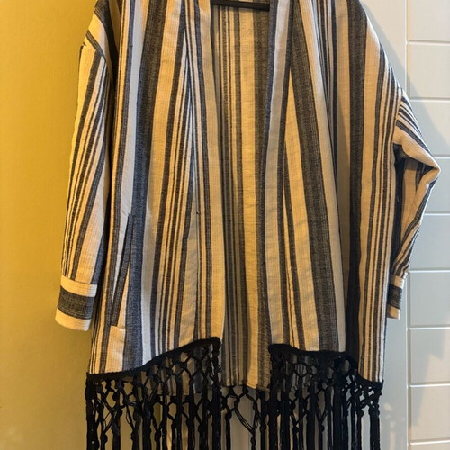 Zara kimono like new, striped ecru and black, V neckline, wide sleeve