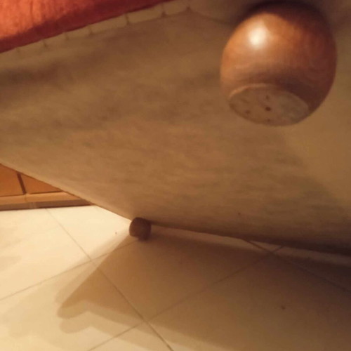 Living room armchair like new with wooden legs and removable cushion
