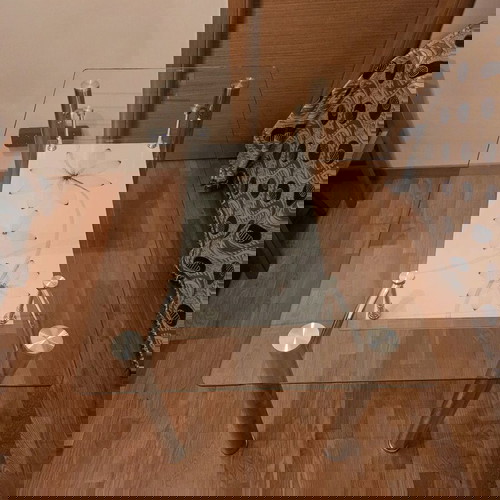 Γυάλινη τραπεζαρία σαν καινούργια με μεταλλικά πόδια και διακοσμητικό ράφι