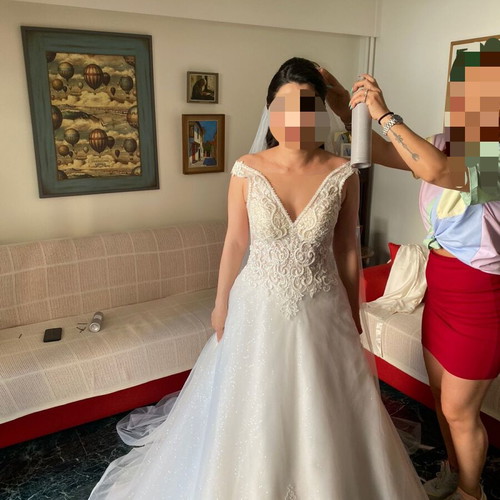 Wedding dress like new with embroidered flowers, petticoat and veil