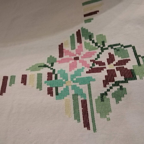 Woven tablecloth like new, dimensions 1.60x1.52