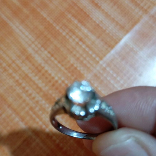 Women's white gold solitaire ring like new with zircon stones