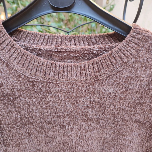 Chenille sweater with neckline new, one size, brown