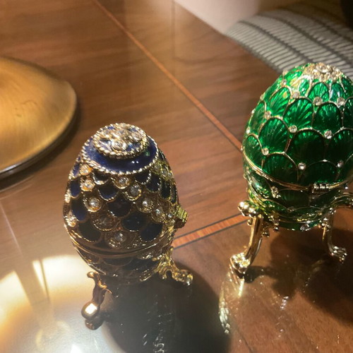 Decorative eggs with 4 glass miniatures, like new