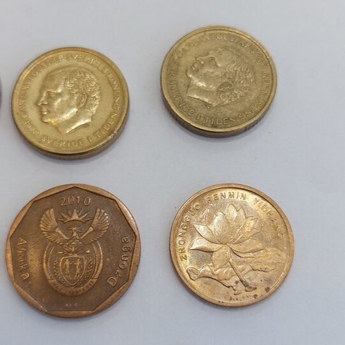 Collection of 14 foreign coins like new from various countries