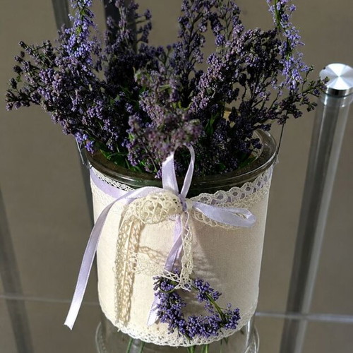 Glass vase with lavender flowers like new
