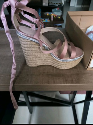 καινούργιες ASOS εσπαντριγιες