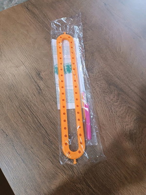 Knitting machine for scarves and hats new