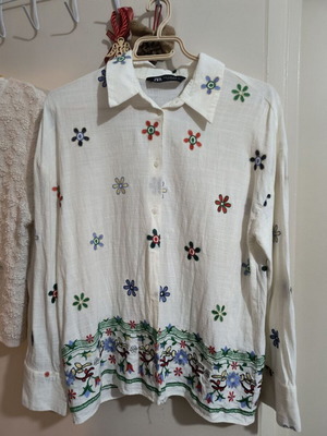 Zara women's shirt like new, white with embroidery