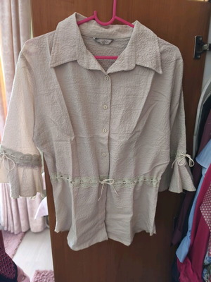 Nominal beige shirt with 3/4 sleeve and lace like new