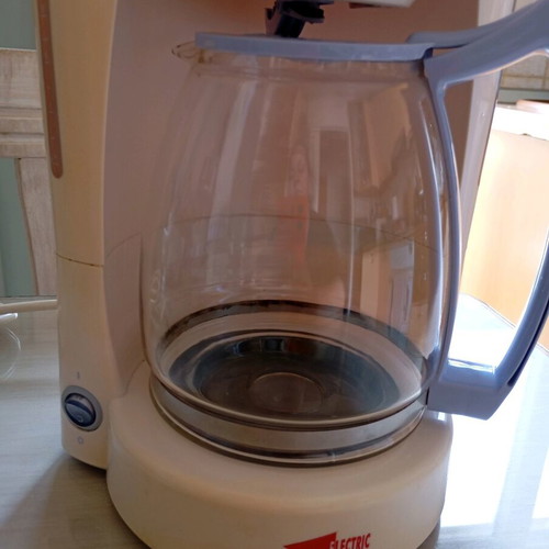 Electric coffee maker used for French coffee and tea
