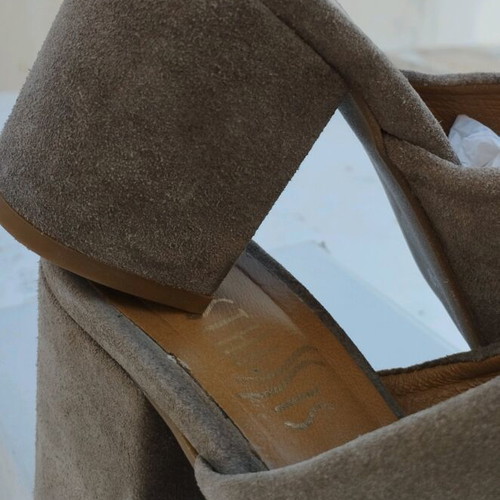 Mules suede like new, beige size 39 Esthissis