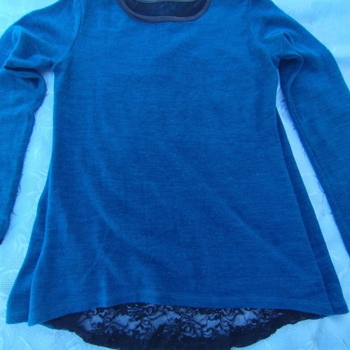 Women's long-sleeve blouse like new, teal blue with black lace back