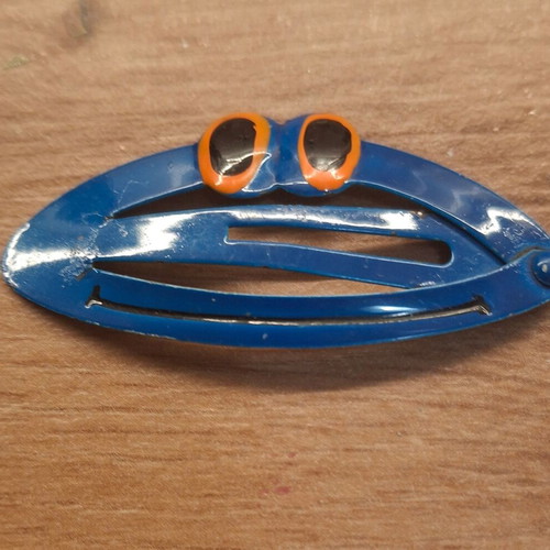 Children's hair clip frog design metal like new, blue