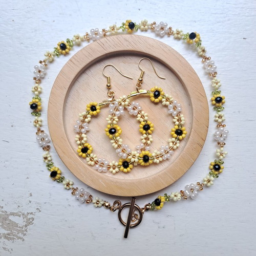Jewelry set with necklace and earrings yellow gold new